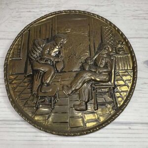 Peerage Brass Embossed Wall Hanging Plate Tavern‎ Scene
